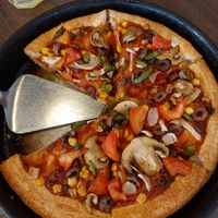 No cheese pizza zonder vegan kaas (was er niet) met olijven ipv kaas at Pizza Hut in Paphos
