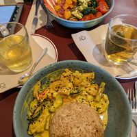 Curry with plant-based chicken simulate (and lots of tasty veggies) at Green&Burger - Biocenter in Barcelona