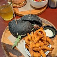 ¡Las hamburguesas están estupendas! Ordenamos la "Happy Burger" y la "Energy Burger"; con una kombucha para acompañar 🍔🌱👌🏻😋 at Green&Burger - Biocenter in Barcelona
