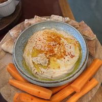 Hummus con pita e stick di carote   at Green&Burger - Biocenter in Barcelona