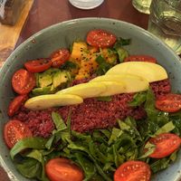 Rainbow Bowl con insalata, pomodorini, zucca arrostita, mela, avocado e tanta quinoa viola   at Green&Burger - Biocenter in Barcelona