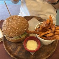 Burger heura con bacon e formaggio vegano e stick di patate dolci   at Green&Burger - Biocenter in Barcelona