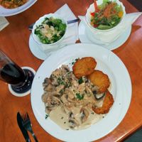 Sojastreifen wie Filet. The most expensive vegan menu (17.7€). Note the huge amount of mushrooms and the 2 side dishes included. at Kartoffelhaus in Gottingen