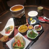 Set vegan meal of various small dishes at Shān Shuǐ Yuán 水緣蔬食民宿 in Ren Ai