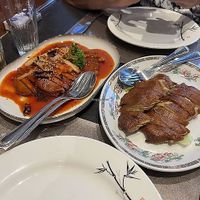 Poulet à gauche, canard laqué à droite   at De Yuan in Liege