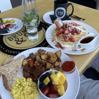 American Breakfast..all 🌱 vegan😋. Not the pancakes tho, and it makes no sense why not?!  at Brunch & Sip in Phoenix
