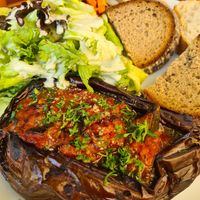 Mit Ratatouille gefüllte Aubergine, Salat mit Tahini-Dressing und Brot at Alte Dorfmühle in Bensheim