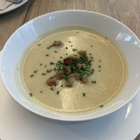 WOCHENSUPPE (VEGAN) Erdäpfel-Mandel-Suppe mit Schnittlauch und Brotchips 4,90 €
  at Kulinario Herrenstraße in Linz