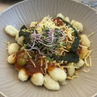 WOCHENGERICHT (VEGAN) Gnocchi alla Puttanesca mit Kapern, Oliven, Knoblauch, Tomate, Pet  at Kulinario Herrenstraße in Linz
