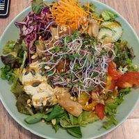 Salad with vegan "chicken" and hummus at Brunchbar in Heerlen
