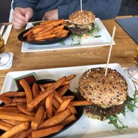Oben: BLACK PAT mit Belugalinsen-Quinoa-Patty und gebratenen Champignons, unten: CASABLANCA mit Kichererbsen-Falafel und gebratene Ananasscheibe  at Hochstapler in Muenster