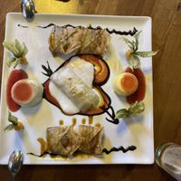 קינוח זוגי עם כיסוני בננה מטוגנת, פודינג בטעמים ובאמצע פודינג אורז וקוקוס.   at Vevi in Vienna