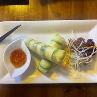 רול של דף אורז עם אבוקדו ואורז ורוטב מעולה. פרשי, קליל וטעים  at Vevi in Vienna