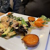 Gebratener „Lachs“ auf Gemüse, unfassbar echt 🤯  at Vevi in Vienna