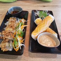 Vorspeise: Links gefüllte Teigtaschen, rechts Sommerrollen mit Karottenlachs at Vevi in Vienna