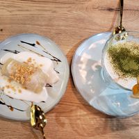 Nachtisch: Links gebackene Banane in Klebreis auf Kokosmilch, rechts Matcha Tiramisu at Vevi in Vienna