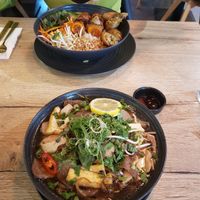 Vorne: Pho mit Nudeln, Gemüse Sojabällchen,Austernpilzen, Seitan und Tofu, hinten gebratene Nudeln mit BBQ-Spießen at Vevi in Vienna