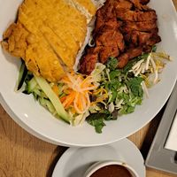 Pho Bowl mit Tofu und Sojastreifen, dazu Hoisin-Erdnuss-Soße at Vevi in Vienna