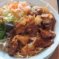 Lukewarm noodle bowl with vegan meat at Vevi in Vienna