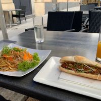 Nudelgericht und Baguette at Vevi in Vienna