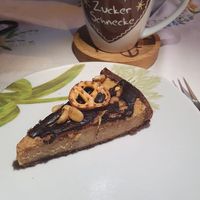 Erdnussbutter cheescake mit Brezel deko at Billas Catering & Kuchen in Darmstadt