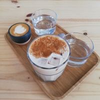 Chai latte + cafè at NEØ Coffee House in Barcelona