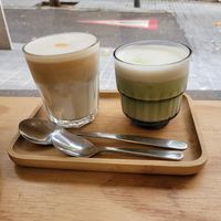 Iced latte and iced matcha latte at NEØ Coffee House in Barcelona