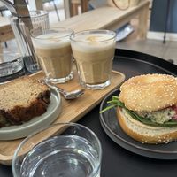 Bananenbrot, Tuna Bagel 🥯 und Kaffee ☕️ mit Hafer- & Mandelmilch  at NEØ Coffee House in Barcelona