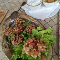 Falafel acompañado de ensalada marroquí y salsa de yogur/manzana at El Jardin del Califa in Vejer De La Frontera