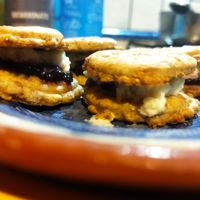 Crackers with cream and blueberries jam at La Rosina Ecovillage in Las Huertas De Cansa