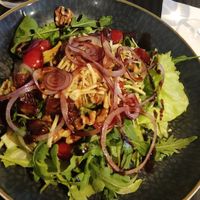 Salat mit Walnüssen, Zwiebeln, Datteln und veganem Käse at Bacio in Schmallenberg