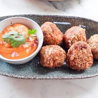 Croquetes de Beringela com hummus de batata doce 😋 at Nazari in Budens