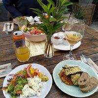 Vegan "grilling & chilling" menu: grilled pineapple, a legume & beetroot burger, a slice of tofu & some grilled zucchini, accompanied by bread, mixed salad, tomatoes & potato salad at Woest in Ghent
