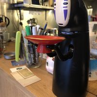 Kaonashi, en guise de boite à tips  #Veganuary at Mori Cafe in Paris