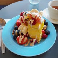 Frozen banana yoghurt w/ peanut butter granola, fresh berries & pb sauce 😋👌🏻 at À la Lo in Stockholm