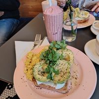 Bread with avocado + tofu scrumble aside, smoothie including raspberry and licourice at À la Lo in Stockholm