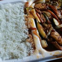Gemüse Sichuan Art mit Tofu (dazu bestellt) und Reis at Mr. Dam in Hamburg