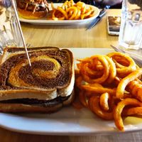 Veggie melt con curly fries. Veganiza eliminando el queso at Big Al's in Sitges