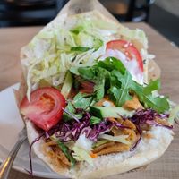 Mega leckerer veganer Seitan Döner mit insgesamt sogar drei Soßen und viel frischem Gemüse at Planet Bistro an der Mälzerei in Dresden