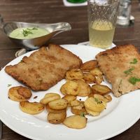 Frankfurter Schnitzel mit grie Soß und sauer gespritzter "Äbbelwoi“  at Zum Eichkatzerl in Frankfurt