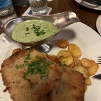 Veganes Schnitzel mit Bratkartoffeln & grüner Soße   at Zum Eichkatzerl in Frankfurt
