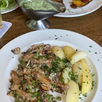 Monatsspecial: geschnetzeltes mit Erbsen, Pilzen und Rahmsoße (alles vegan) at Zum Eichkatzerl in Frankfurt