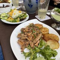 Monatsgericht: veganes geschnetzeltes mit Röslinind Pfifferlingen, dazu grüne Soße🌱 at Zum Eichkatzerl in Frankfurt