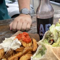 Wilde Kartoffeln mit Ajvar und veganer Majo und Falafel-Wrap mit fruchtigem Mango-Chutney 🤩   at Mojo's - Food bar in Schorndorf