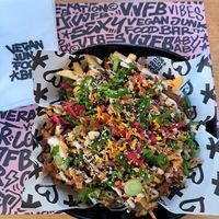 Loaded Fries (die mit Shawarma) at Vegan Junk Food Bar - El Born in Barcelona