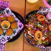 Mac‘n‘cheeze balls and schawarma with extra onion rings  at Vegan Junk Food Bar - El Born in Barcelona