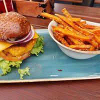 Promotional burger "Gipfelglück" (13.90€, fries not included) with fake chicken patty, "Rösti", vegan cheese, red onions & apple chutney in pretzel bun at Peter Pane in Timmendorfer Strand