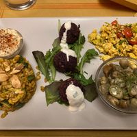 Combine dish with hummus, spelt with carrot sauce, courgettes and almonds, violet cabbage balls with vegan yoghurt sauce, scrambled tofu, broad beans with wild fennel and seitan at Laboratorio - Food. Drink. Green Cosmetics in Jesi