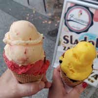 Strawberry and peach vs chocolate and mango 🍓🍑🍫❤️ at Slascicarna Borovnica in Maribor