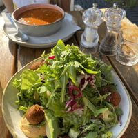 Vegan salad (falafel, hummus, avocado, Saaten)  at Heimathafen in Offenbach